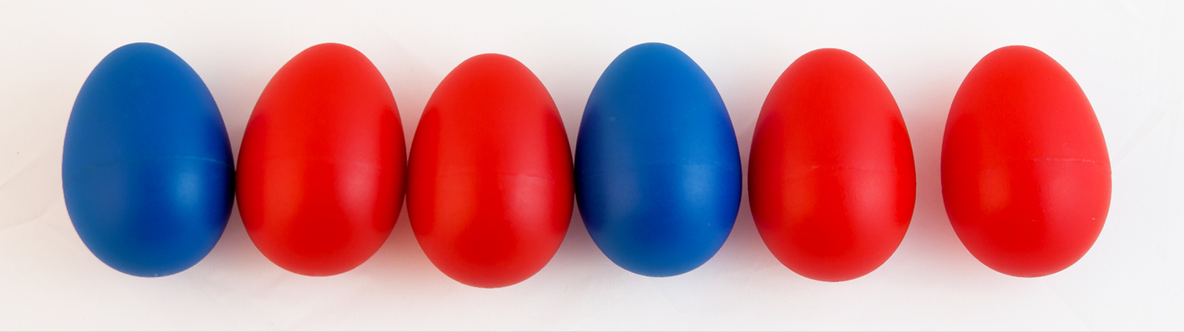 Red and blue plastic eggs organized in a pattern